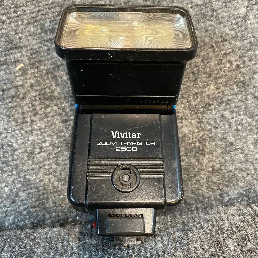 Vintage Vivitar Zoom Thyristor 2500 Auto Flash 35mm Camera Shoe Mount